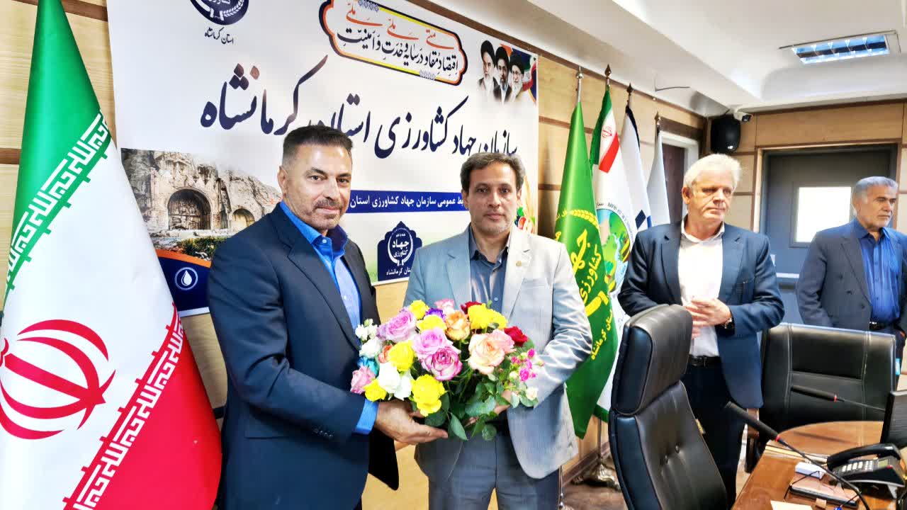 گلستان همدلی/کشاورزی کرمانشاه چهارم شد/بخش خصوصی کشاورزی از بخش دولتی با اهداء گل تجلیل بعمل آورد