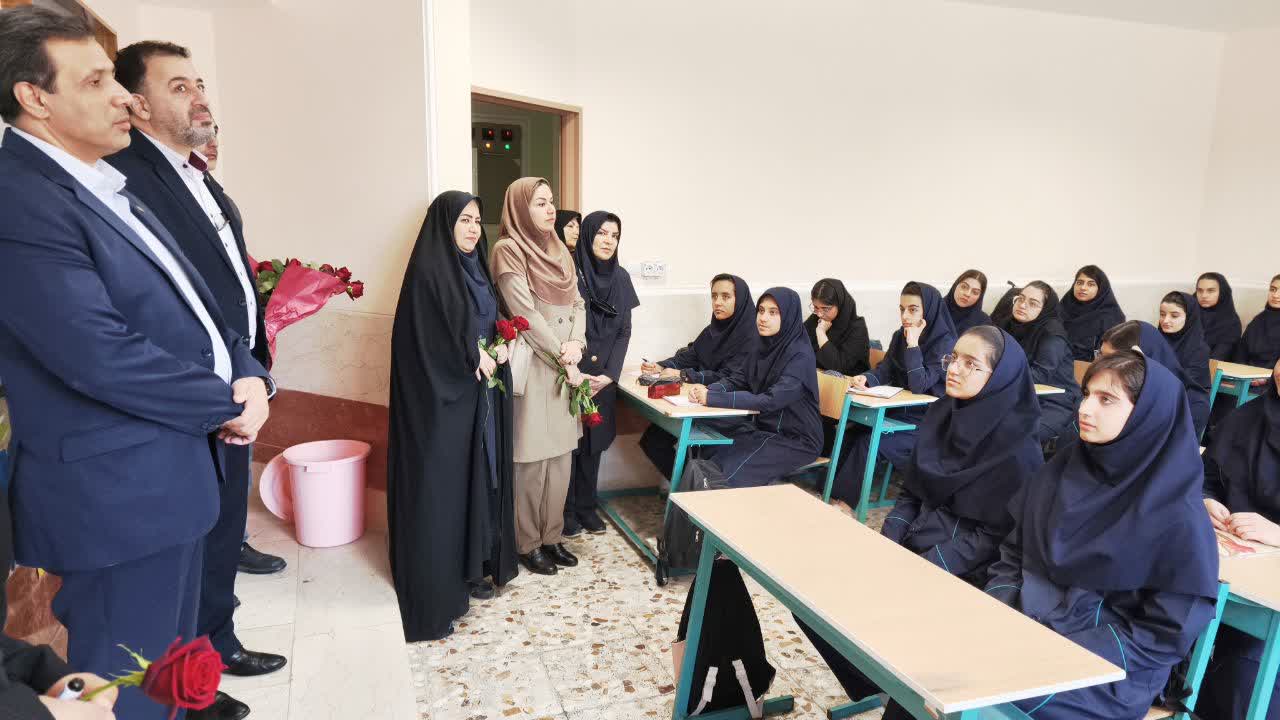 رئیس سازمان جهاد کشاورزی استان کرمانشاه ضمن حضور در دبیرستان شهید جعفری آغاز سال تحصیلی جدید را تبریک گفت